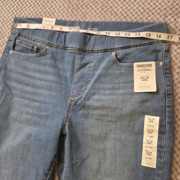 Levi's Signature Gold Jeans Womens 14/32 Blue Pull-On Capri Slimming Denim NWT - Picture 4 of 10